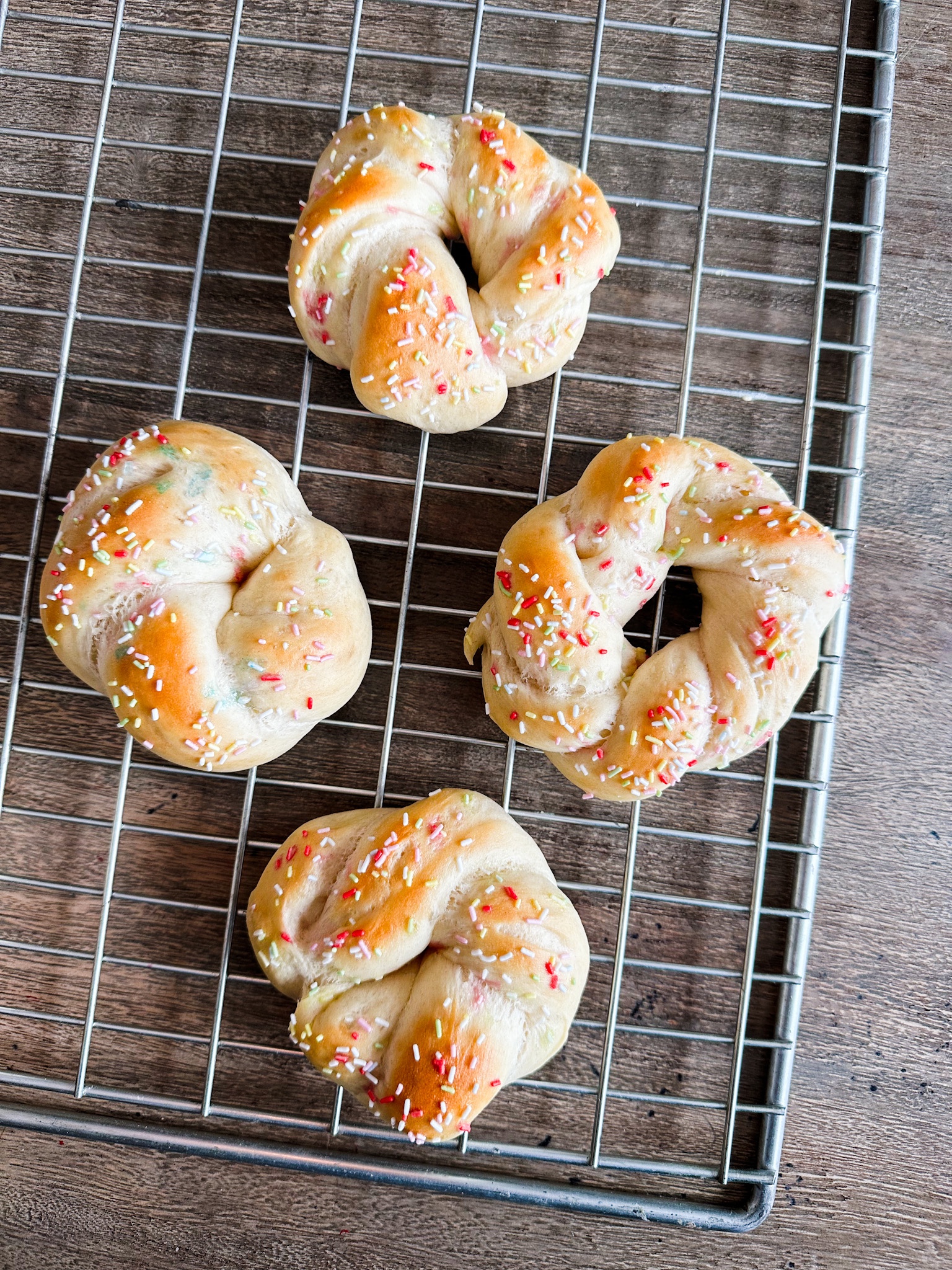 Påskeboller bake påskekos gjærbakst påske