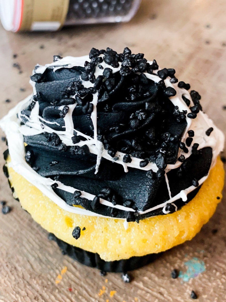 Halloween-muffins med spindelvev