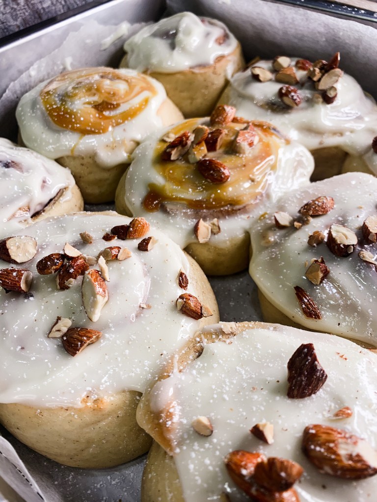 kanelboller med karamell og ristede nøtter