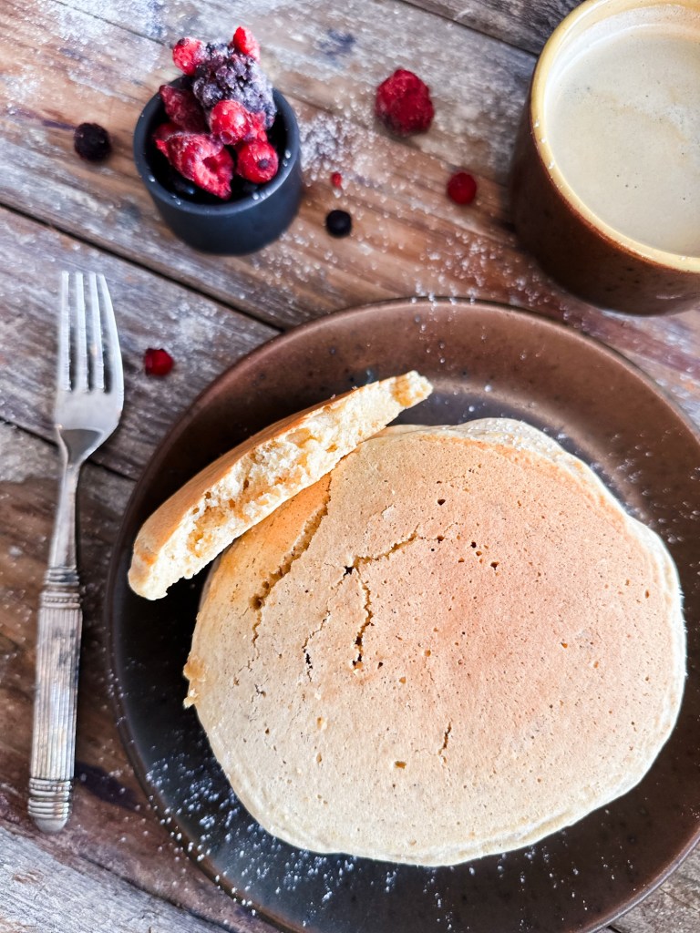 Grove Amerikanske pannekaker er litt sunnere enn de vanlige med lyst mel og passer derfor utmerket til frokost.