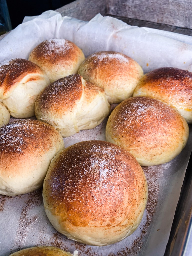 Hveteboller med sukker og kanel topping