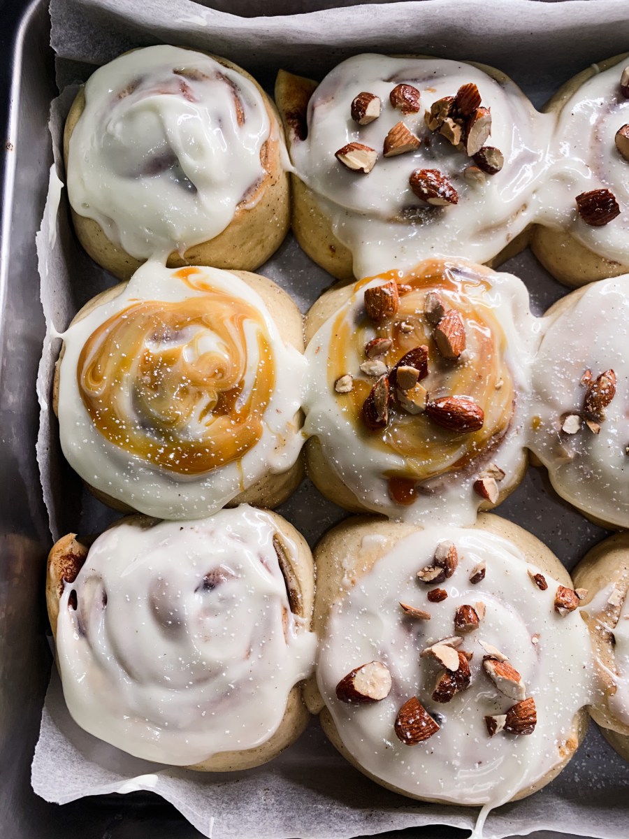Kanelboller med karamell og ristede&nbsp;nøtter
