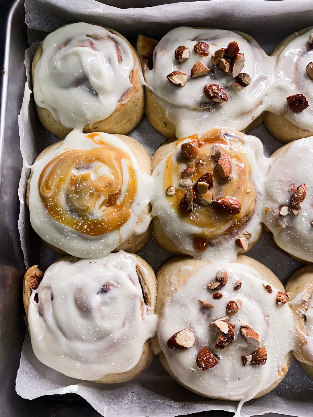 Kanelboller med karamell og ristede&nbsp;nøtter