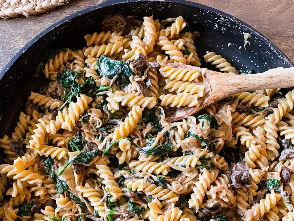 kremet pasta med sopp og spinat enkel oppskrift kosemat