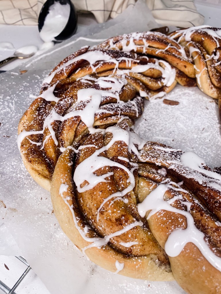 Klippekrans med kanel oppskrift på Kanelkringle med melisglasur