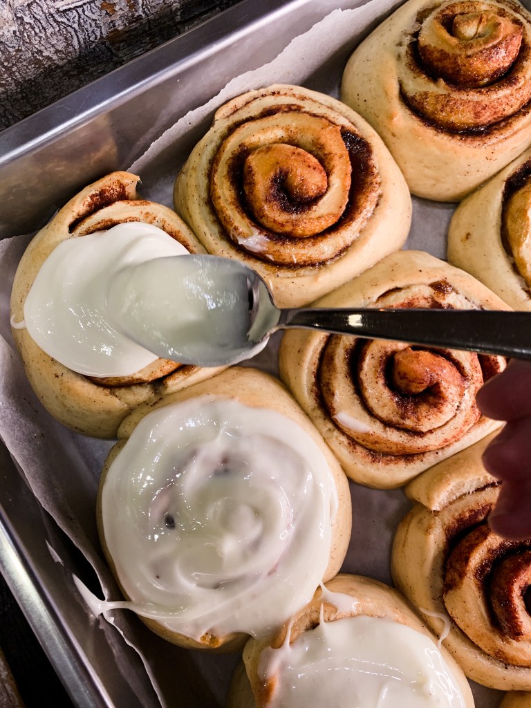 saftige luftige kanelboller med kremostglasur