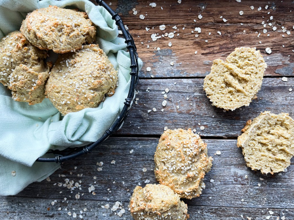 rundstykker med havregryn og cottage cheese