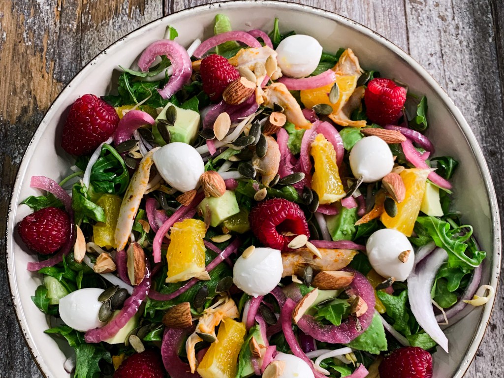 Kyllingsalat med mozarella, appelsin og&nbsp;bringebær