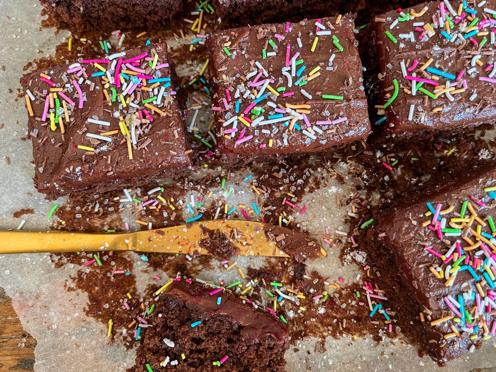 enkel langpanne sjokoladekake med glasur