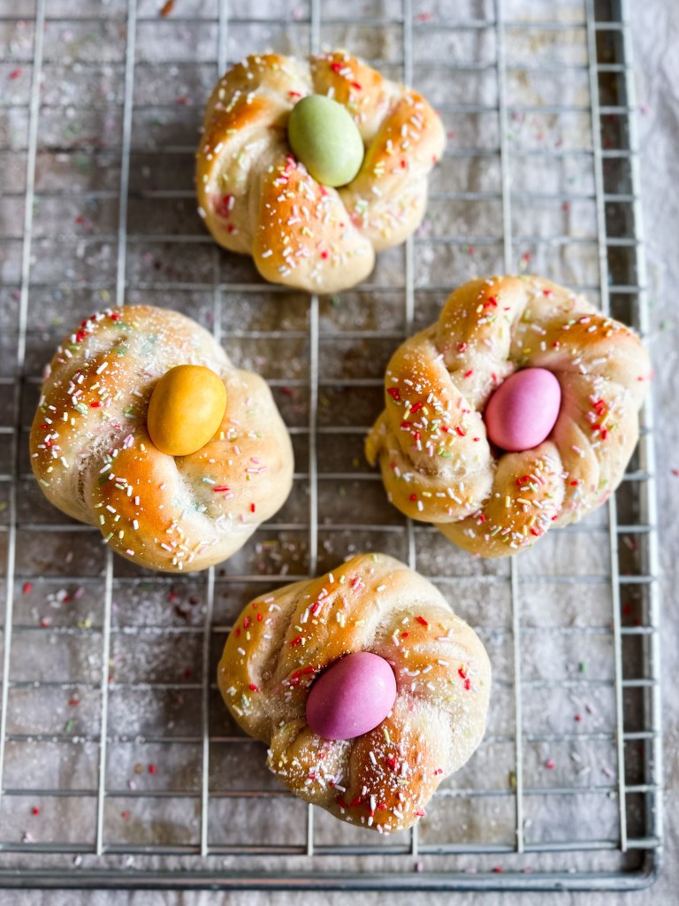 Påskeboller bake påskekos gjærbakst påske