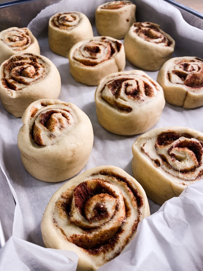 Saftige kanelboller med kremostglasur