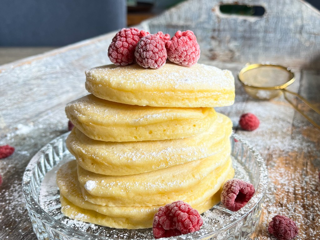 Amerikanske pannekaker som er luftige og som smaker fantastisk! Prøv denne enkle oppskriften til frokost, lunsj eller kveldsmat