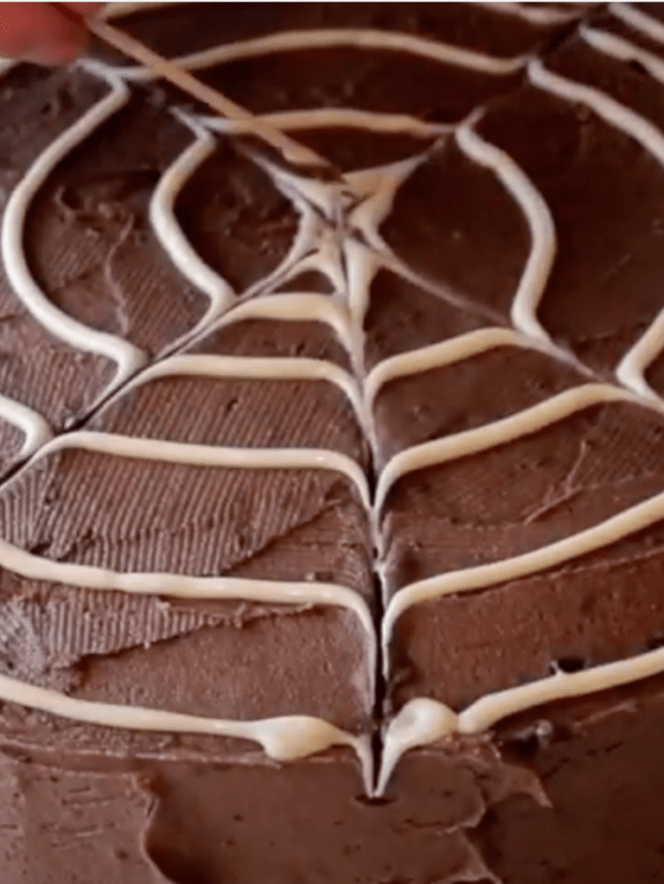 Enkel halloween-kake med&nbsp;spindelvev