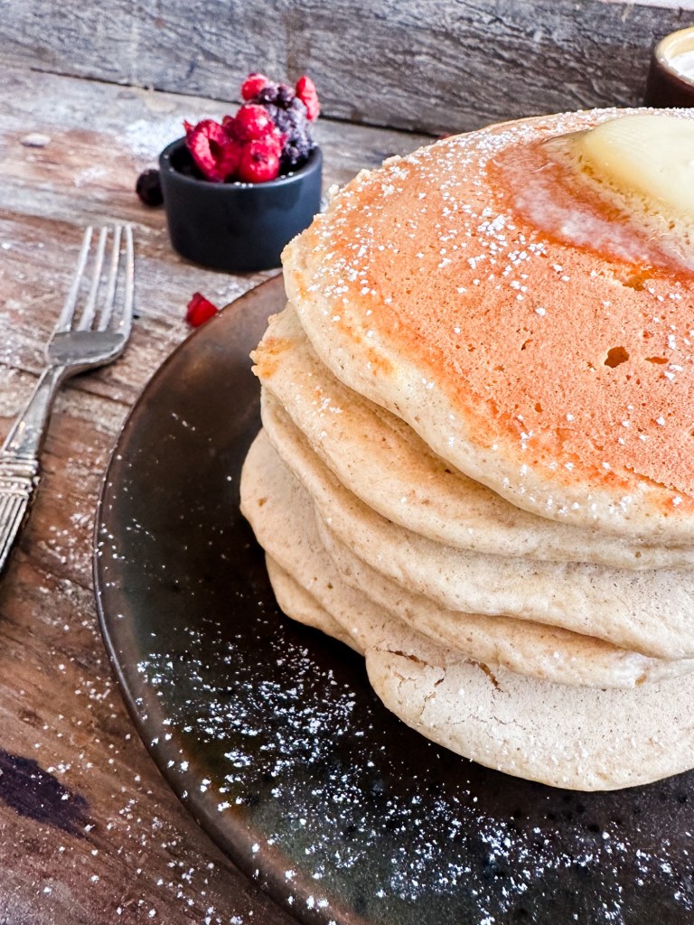 Grove Amerikanske pannekaker er litt sunnere enn de vanlige med lyst mel og passer derfor utmerket til frokost.