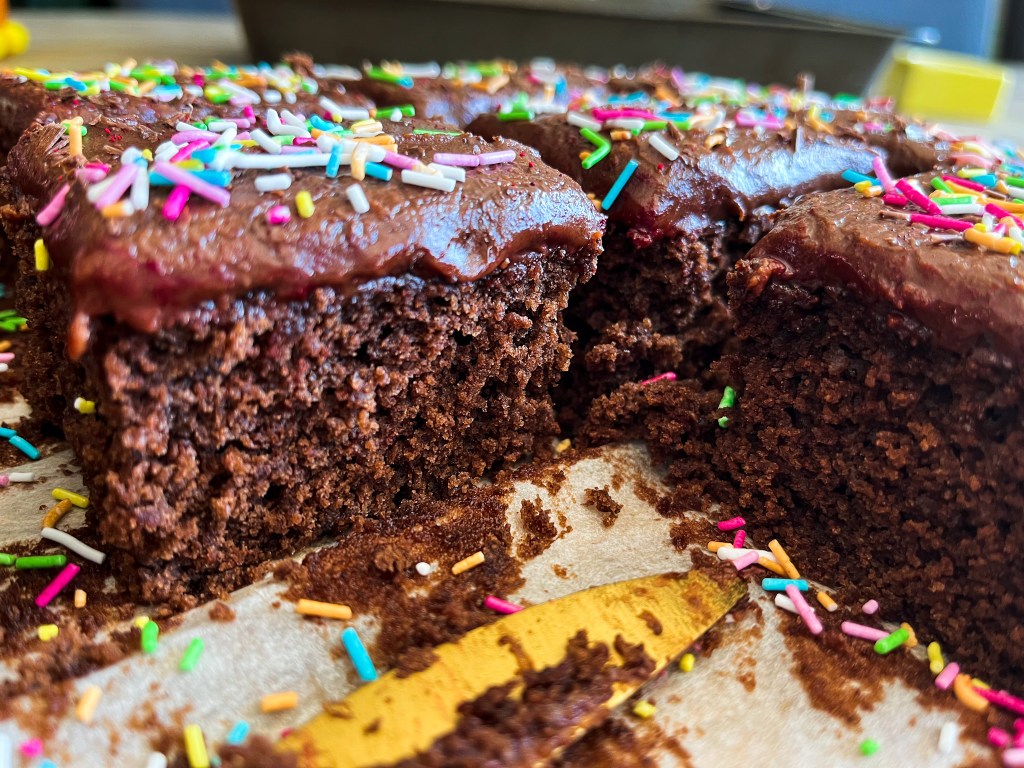 langpanne sjokoladekake med glasur enkel oppskrift