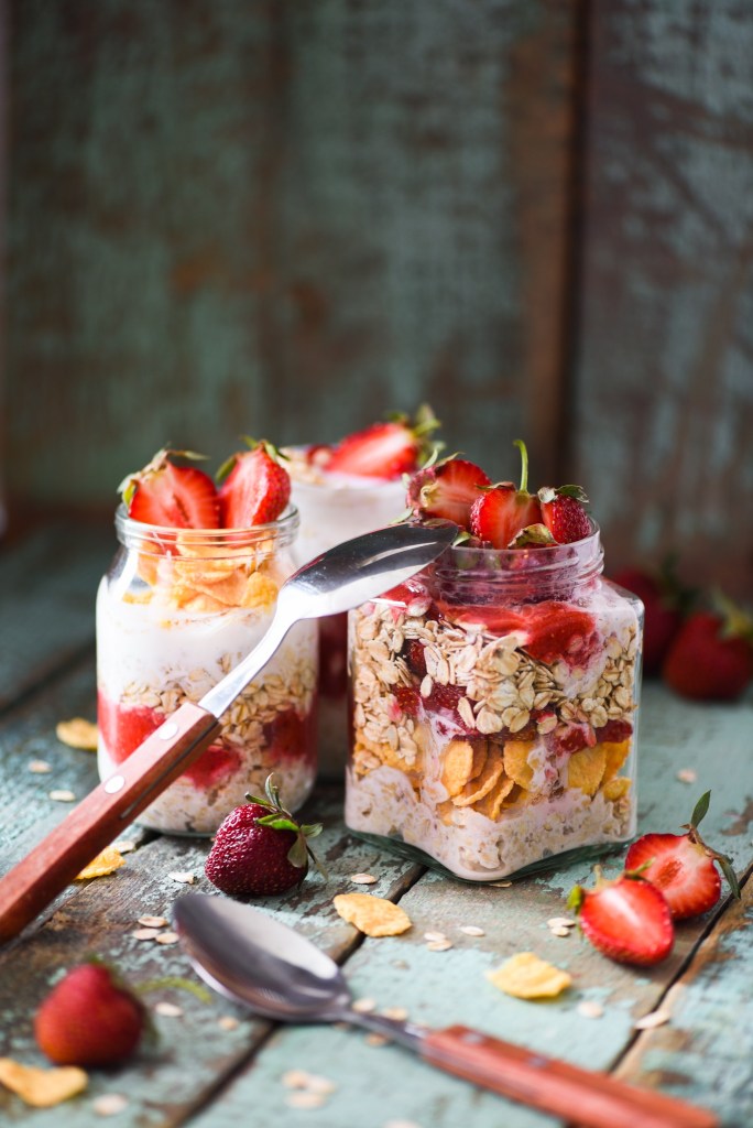 Kjøleskapsgrøt med jordbær, banan, peanøttsmør, oppskrift, frokost