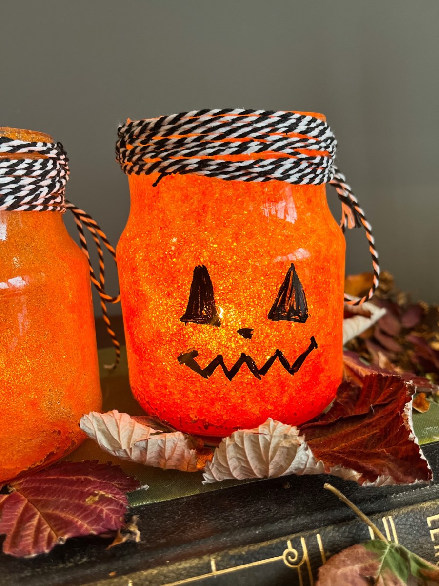 Halloween lykt av syltetøyglass –&nbsp;DIY