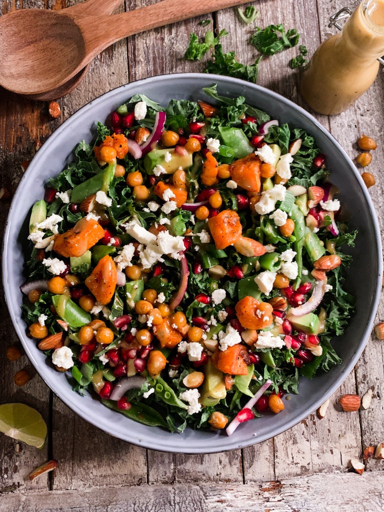 grønn salat med søtpotet granateple og fetaost