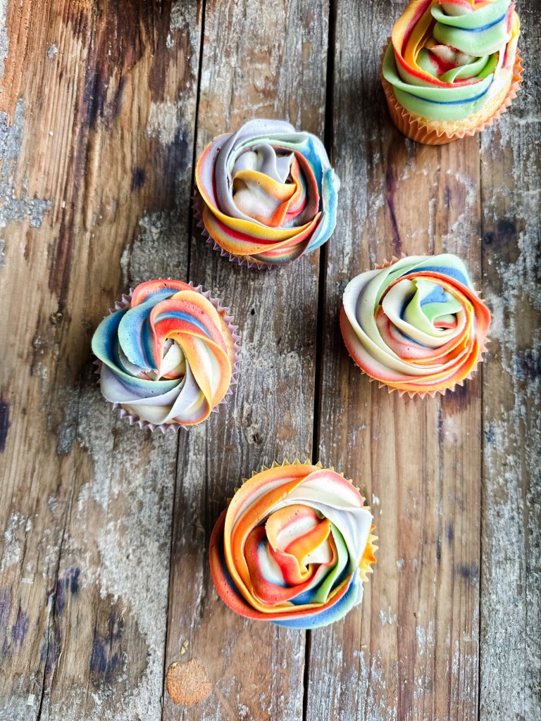 Regnbue muffins krem frosting enhjørning farger