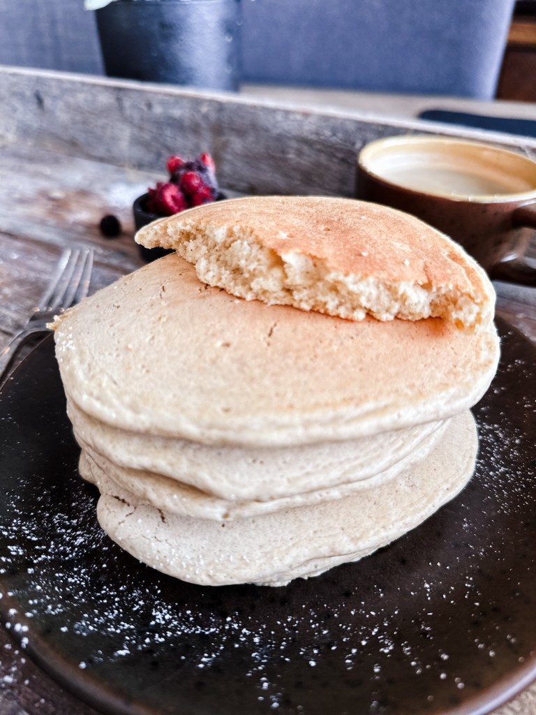 Grove Amerikanske pannekaker er litt sunnere enn de vanlige med lyst mel og passer derfor utmerket til frokost.