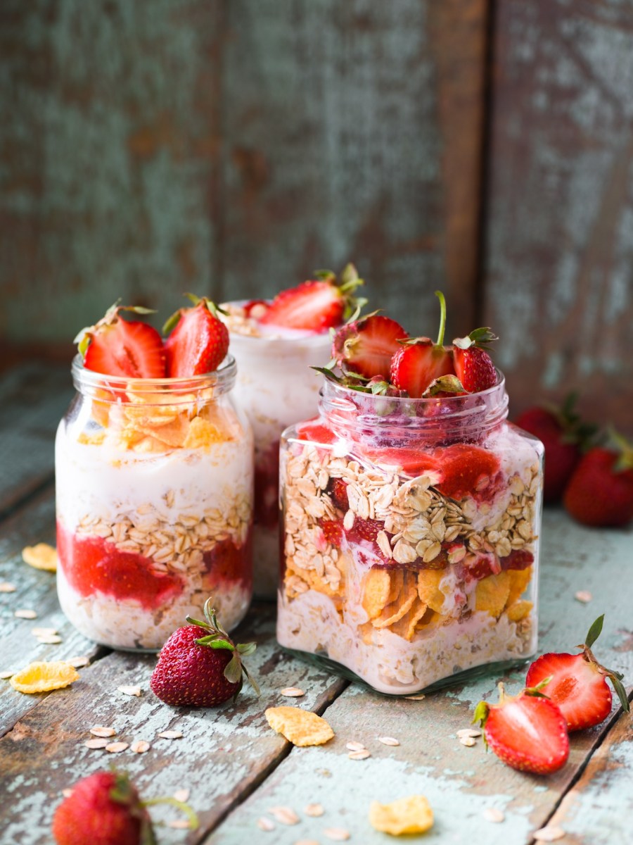 Kjøleskapsgrøt med jordbær, banan og mandelmelk- toppet med&nbsp;peanøttsmør