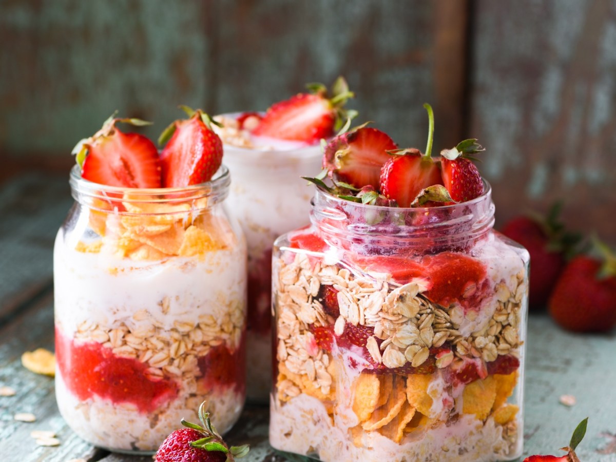 Kjøleskapsgrøt med jordbær, banan og mandelmelk- toppet med&nbsp;peanøttsmør